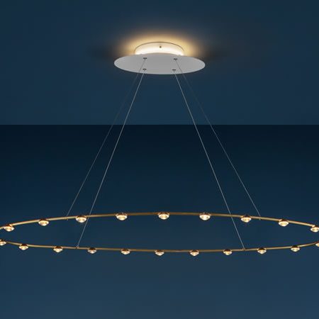 Catellani & Smith Pendelleuchte mit feinen LED-Lichtpunkten in einem goldfarbenen Ring, schwebend unter der Decke – modernes, künstlerisch anmutendes Lichtdesign