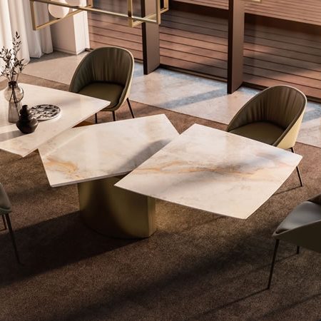 Moderner Draenert Esstisch mit heller Marmorplatte und eleganten Stühlen in warmem Ambiente – stilvolles Zusammenspiel von Stein, Metall und Leder im exklusiven Essbereich