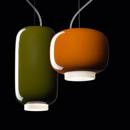 Zwei Foscarini Pendelleuchten in Olivgrün und Orange mit glänzender Oberfläche vor schwarzem Hintergrund – stilvolle Designerleuchten mit skulpturaler Wirkung