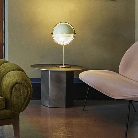Gubi Multi-Lite Tischleuchte auf modernem Beistelltisch zwischen grüner und roséfarbener Sitzgelegenheit – stilvolles Interieur mit skandinavischem Mid-Century-Design