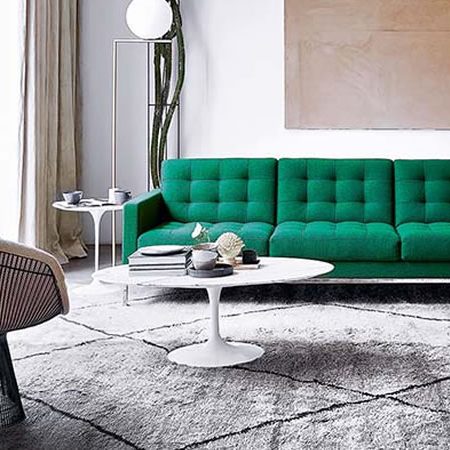 Wohnzimmer mit grünem Knoll Sofa, Platner Sessel und Saarinen Couchtisch – harmonisches Zusammenspiel ikonischer Designklassiker in modernem Ambiente