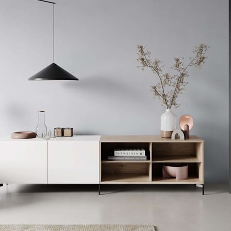 Piure Sideboard in Weiß mit offenen Holzfächern, dekoriert mit Vasen und modernen Leuchten – elegantes Stauraummöbel im puristischen Wohnambiente