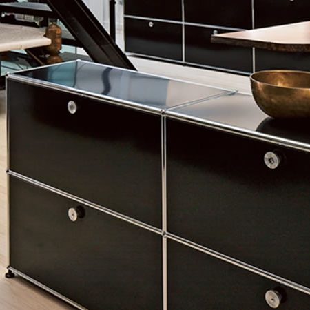USM Haller Sideboard in Schwarz mit verchromtem Rahmen und Messingschalen als Dekoration – elegantes, modulares Möbelstück für Büro oder Wohnbereich