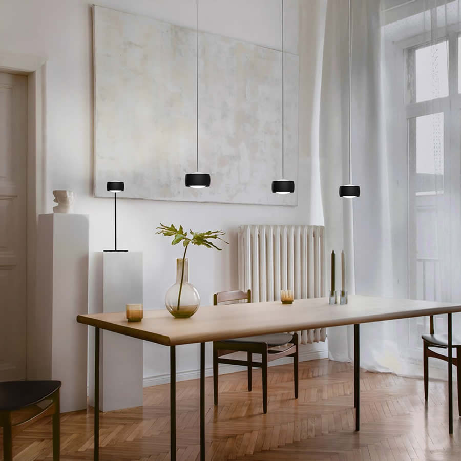 Oligo Hängeleuchten über Tisch im Altbau