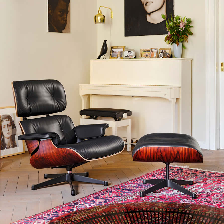 Vitra Eames Lounge Chair in Wohnzimmer vor Klavier
