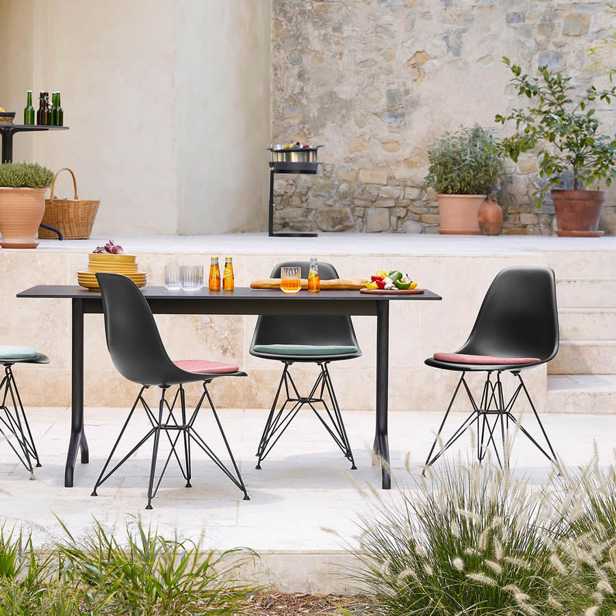 Vitra Stühle an einem Esstisch auf Terrasse